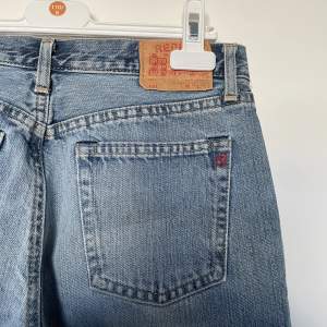 Låg/medelmidjade jeans från Replay i rak modell. De är små i storleken så skulle säga att de passar en w26 snarare än w28. De har även ett märke på ena bakfickan (se första bilden)  🤍