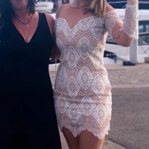 Spetsklänning - Klänning från Bik bok i strlk XS, knappt använd, bra skick! Jättesnygg men hinner aldrig ha på mig den💕