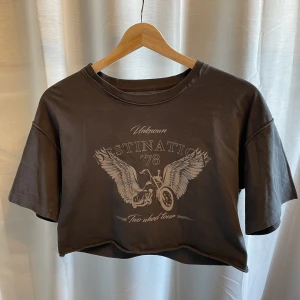 T-shirt  - Croppad t-shirt från Gina tricot storlek s