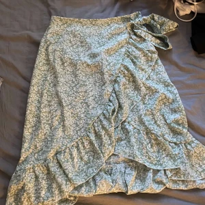 Kjol - Jätte jätte fin sommar kjol i färgen grön med mönster på! Den är från shein och i storlek S även knappt använd! 