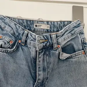 Lowwaist-jeans straight från Gina tricot storlek 32. Något uppsydda längst ner vid foten, innerlängd är 76 från gren till fot. 