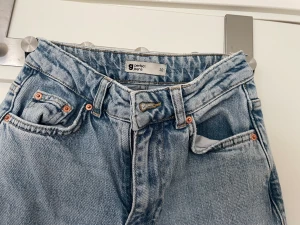Lowwaist straight jeans Gina - Lowwaist-jeans straight från Gina tricot storlek 32. Något uppsydda längst ner vid foten, innerlängd är 76 från gren till fot. 