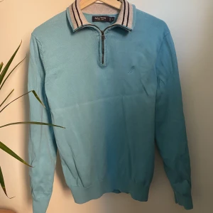 Ljusblå tröja - Köpte på second hand men har aldrig kommit till använding. Bra skick! 