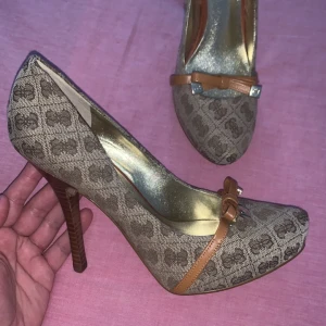 Guess klackar ÄKTA - Säljs på grund av för stora för mig. Skriv till mig för fler bilder  Äkta såklart  Säljs billigt för att jag behöver sälja de snabbt på grund av flytt 