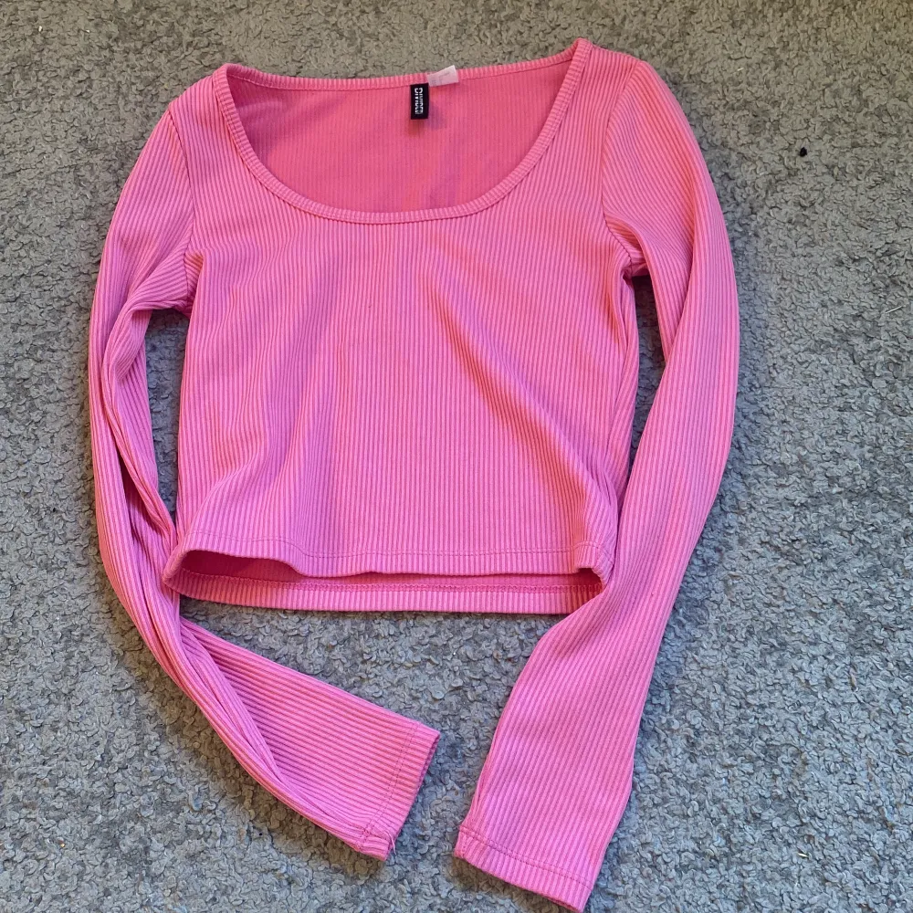Säljer min rosa tröja som endast är använd ca 3 ggr❤️ fint skick! Jag säljer den för 25kr + frakt. Toppar.