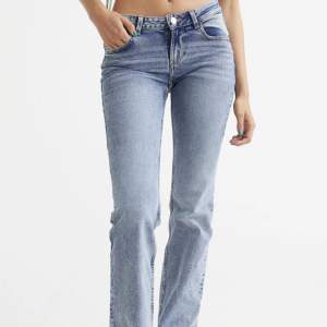 Superfina och slutsålda low waist jeans från hm🌸 Säljer då de tyvärr inte kommer till användning. De är väldigt stretchiga och långa i benen så passar mig bra som vanligen ligger mellan stl 34 och 36, och är 165 cm lång💕 Skriv vid frågor eller intresse!