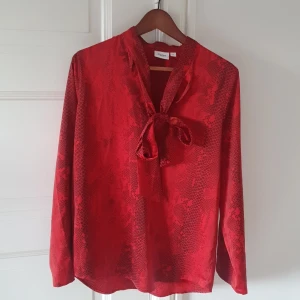 Blus  - Härlig mönstarad blus från saint tropez. M/L. Knytning i halsen.  Endast använd en gång, i princip nyskick. Säljes pga för stor. 