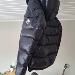 Moncler Maya strl 3 - Köpt november 2022, säljer för att jag bor i Spanien och inte behöver en dunjacka längre 😅