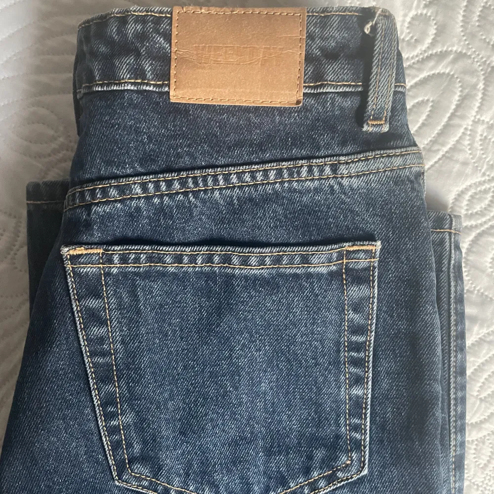 Jeans från weekday i mörkblå tvätt. Raka ”mom jeans”. Använda 1-2 ggr. Strl 26/30.. Jeans & Byxor.