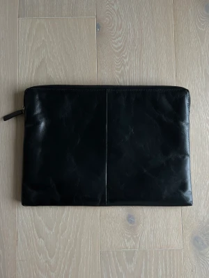 Laptop-väska/fodral datorfodral  - Svart datorfodral i skinnimmitation. Fint skick. 37,5x27cm 