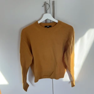 Långärmad stickad tröja  - En stickad tröja i bra skick ifrån uniqlo i storleken M. Använt endast ett fåtal gånger.