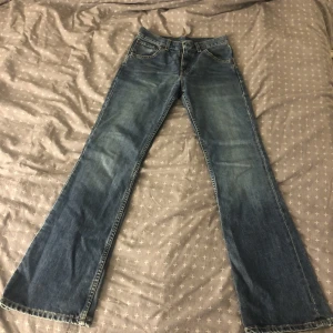Levis jeans 525 - Köpta secondhand. Lite trasiga (se bild) men troligtvis lätt att laga 