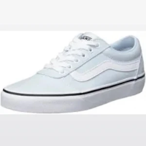 Vans skor - Ett par jätte fina vans skor💖skulle säga att dom e perfekt nu till sommaren jag köpte dom för 900 och använt dom 2-3 ggr kanske ❤️