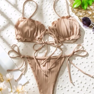Bikini  - Aldrig använd. Highcut bikiniunderdel. Inlägg i.