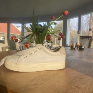 Gant sneakers - Nypris: 1500 Tecken på slitage som man ser insidan av skon och lite utanför men annars jätte fina och härliga sneakers🌸