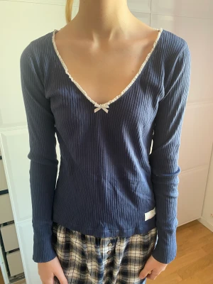 Odd Molly marinblå långärmad ribbad topp storlek XS/S - Säljer denna ribbad topp då den är för stor för mig, den är mer som S. har använt endast ett fåtal gånger då den är lite pösig på mig. 100% bomull.