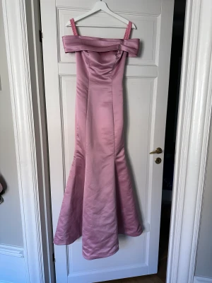 Balklänning 34/XS - Oanvänd balklänning i superfin kvalitet!   Strlk 34/XS  Nypris var närmare 6000kr 