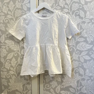 T-shirt - T-shirt från zara med volang, (knappt använd, jättebra skick) ❣️