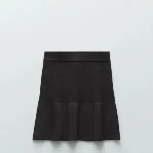 Säljer denna stickade kjolen från zara! Prislapp kvar så helt oanvänd. Skriv för fler egna bilder 