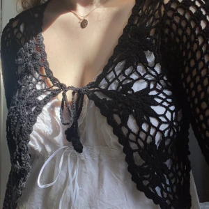 Virkad kofta  - En superfin virkad ”kofta” köpt second hand. Perfect detalj att ha över ett linne eller en klänning💘