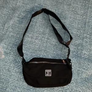 axelväska - en svart, liten axelväska från Shein, råkade beställa dubbelt. Den är skitsnygg och basic och man får i mycket i den o det är bra kvalitet på den då jag använder en likadan.