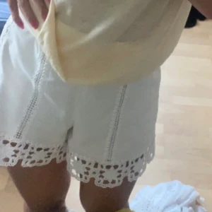 Vita shorts från zara - Vita shorts köpta förra sommaren och använda endast en gång så helt perfekt skick!! Köpta för 400kr från zara❤️