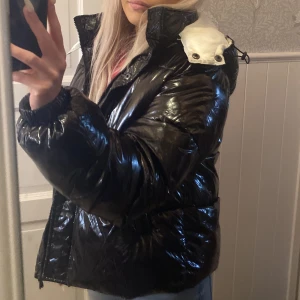 Lack jacka  - Lack jacka från boohoo  Storlek 38  Bra skick använd knappt 6 gånger 