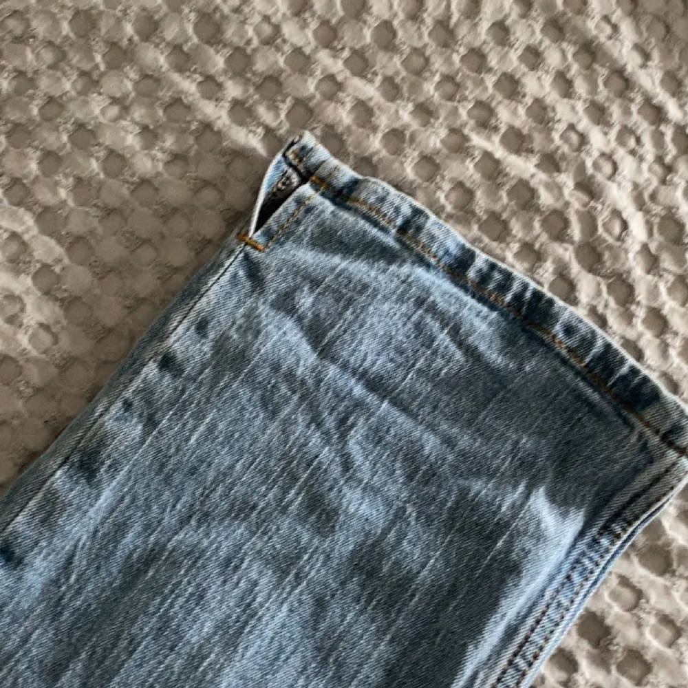 Säljer dessa low waist jeans från brandy, tror ej de säljs längre. Köpte för ca 400kr. Säljer för 200. Använt en gång. Skulle säga att det är strl S, funkar på XS om du vill ha lite oversized. . Jeans & Byxor.