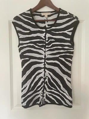 Unik topp från Michael Kors - Inköpt i New York. Aldrig använd. Tunnt stickad. 