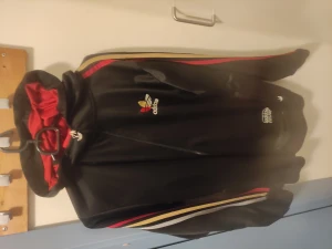 Adidas originals vintage dress 1980 Collection - chile62 - Adidas original chile62 collection - vintage dress gjord 1980. Fint skick.  Obs! Då den är gjord på 80talet så är fickorna inte alls anpassade för tex en smartphone osv. Små fickor, och det finns ingen vänsterficka på byxorna av någon anledning hehe. 🙂