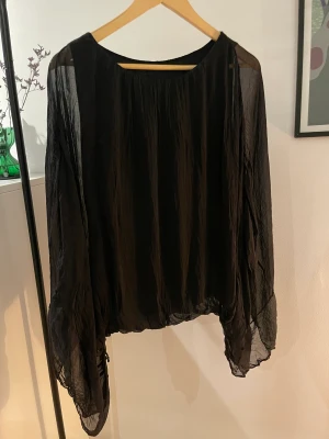 Svart blus - Svart blus med fint fall