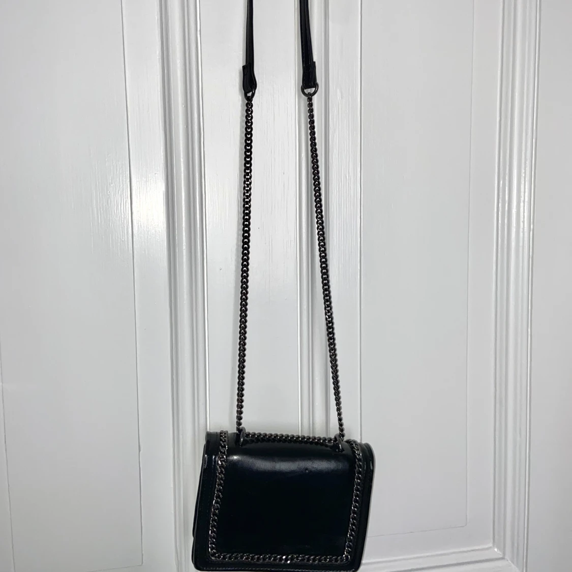 Svart axelväska med kjedjedetaljer - 91