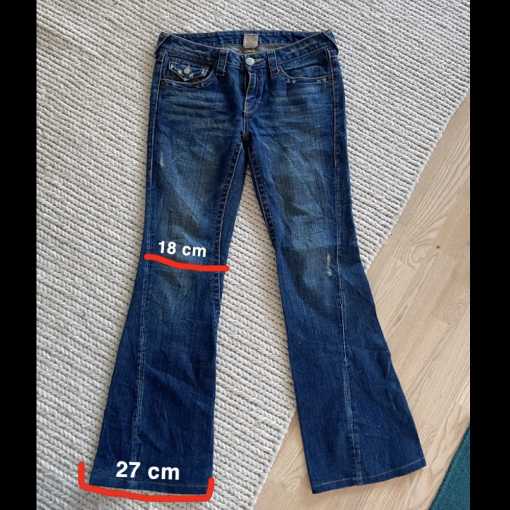 lågmidjade bootcut modell trueys med jättesöta bakfickor 39 cm rakt över midjan 100 cm ytterben 75 cm innerben 😙andra bilden visar hur flared de är ❤️. Jeans & Byxor.