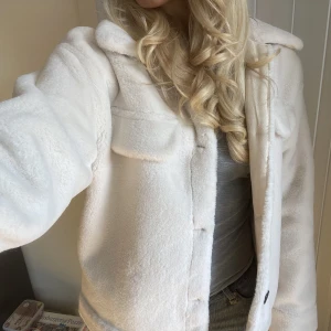 Kappa - Jätte mysig lurvig kappa som är i bra skick🤍