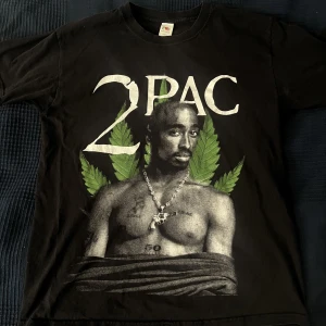 Tupac t-shirt  - Snygg Tupac tröja.  Storlek M Bara att höra av er 