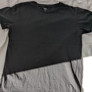 Svart tshirt - Svart tshirt i nyskick, en av två jag säljer:)