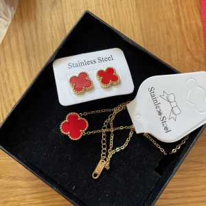 Superfin klöver set, röd, guldpläterat - Jättefin klöver set i guldpläterat.  Örnhänge 1x1 cm Frakt: 15 kr