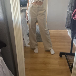 Byxor - Jätte fina byxor från na-kd! Använda men bra skick! Lite smått knopriga på vissa ställen men absoult inget man tänker på💕uppsydda så dom passar mig som är 161 cm men det kan man säkert ta bort! köpte för 599 nya