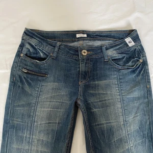 Low waist flare jeans - Säljer då dom inte passade