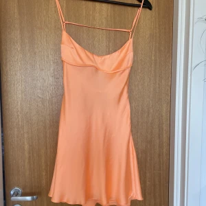 Sommar klänning  - Säljer min super snygga klänning med öppen rygg från Zara som tyvär inte passade mig då jag har en störrebyst. Helt ny aldrig använd endast testad. Prislappen hänger kvar! En jätte fin sommarklänning med en fin orange färg 