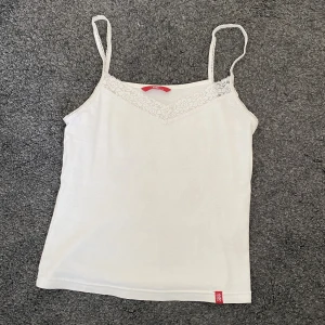 Gulligt linne - Såå gulligt linne med spets framtill💕