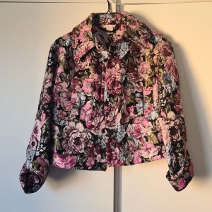 Unik blommig jacka från hm - Supersnygg jacka med broderade blommor och glittrigt tyg. Oanvänd.