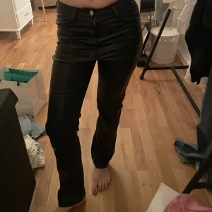Fejk läder byxor  - As coola fejk läder byxor från Weekday! Knappt använda, köparen står för frakt 💞