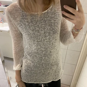 Tröja - Tröja med hål från Kappahl. Är i storlek 40/42 men sitter bra på mig som har small. 