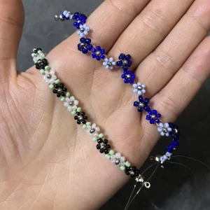 Armband blommor pärlor - Blomarmband i pärlor! Finns i guld 👩🏼 och silver 👩🏼‍🦳 kika in profilen för fler armband🌸