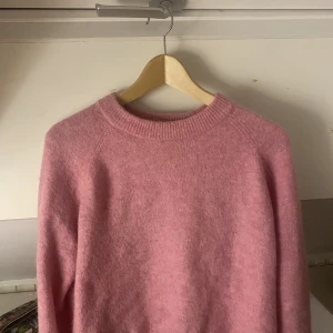 Stickad rosa tröja  - Så fin stickad rosa tröja från zara, passar så fint till sommaren till typ allting💗💗Tröjan innehåller 20% alpacka o e så mjuk o mysig. Säljer då jag inte får så mycket användning för den💗💗