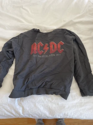 Acdc tröja - Ginatricot X acdc använt ungefär två ggr, passar xs-s