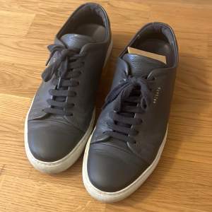 Arigato leather sneakers i mörk grå färg, använda men bra skick