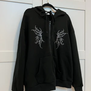 Svart glitter kofta - Svart glitter kofta som trendar starkt just nu men som jag säljer då det inte längre är min stil (Nypris 399kr) 💗