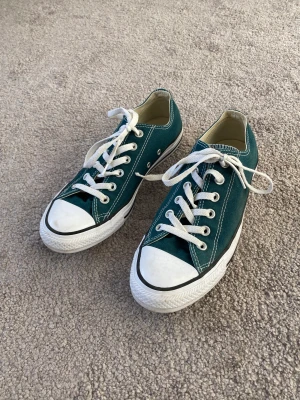 Converse - Mörkgröna/mörkturkos Converse i storlek 39.5. 